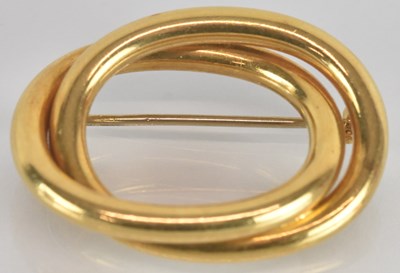 Lot 1540 - An 18ct yellow gold oval twist brooch, 3.2 x 2....