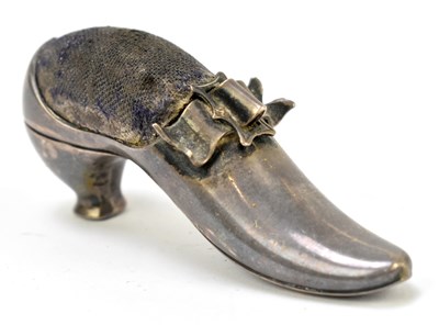 Lot 1145 - ADIE & LOVEKIN; an Edwardian hallmarked silver pin cushion