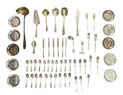 Lot 1011 - A small quantity of silver plated items,...