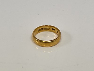 Lot 557 - A 22ct yellow gold wedding band, size J 1/2,...