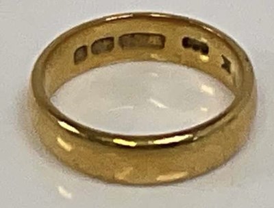 Lot 557 - A 22ct yellow gold wedding band, size J 1/2,...