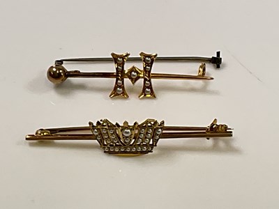 Lot 573 - A 14ct yellow gold and seed pearl brooch set...