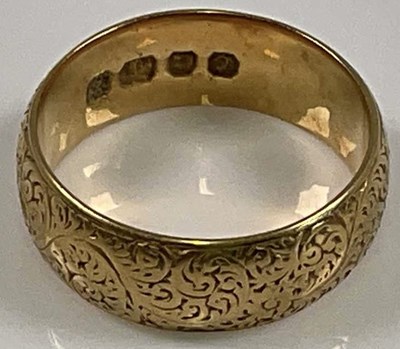 Lot 542 - An 18ct yellow gold wedding band, with...