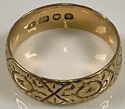 Lot 543 - An 18ct yellow gold wedding band, with...