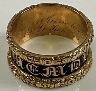 Lot 544 - An 18ct yellow gold mourning ring, with band...