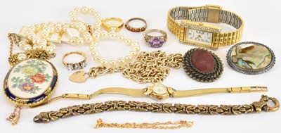 Lot 1658 - Various items of costume jewellery including a...