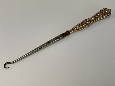 Lot 576 - A 9ct yellow gold sheath handled steel bladed...