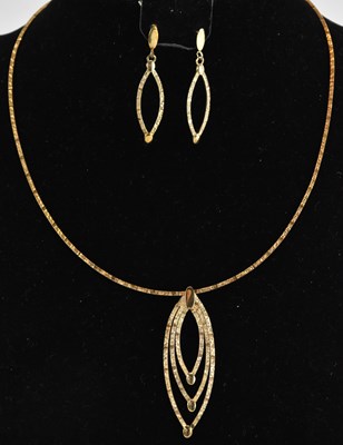 Lot 1413 - A 9ct gold semi-rigid necklace, with three...