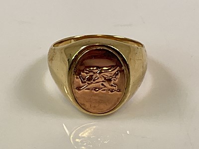 Lot 550 - CLOGAU; a 9ct gold signet ring, set with a...