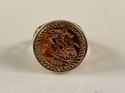 Lot 551 - A 9ct yellow gold ring set with Elizabeth II...