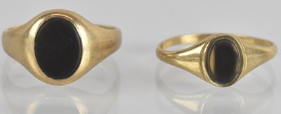 Lot 1291 - A 9ct yellow gold onyx set signet ring, size J,...