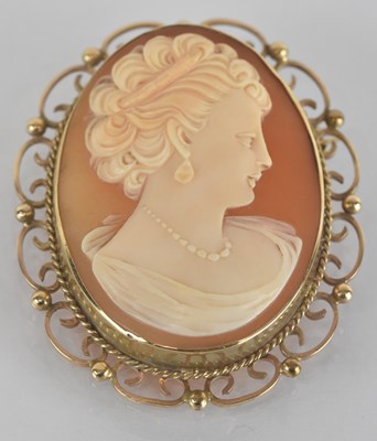 Lot 1562 - A 9ct yellow gold mounted cameo brooch, 5 x...