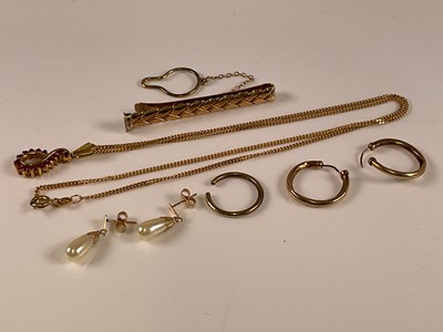 Lot 547 - A group of 9ct yellow gold, including a tie...