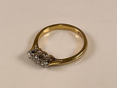 Lot 567 - An 18ct yellow gold three stone graduated...