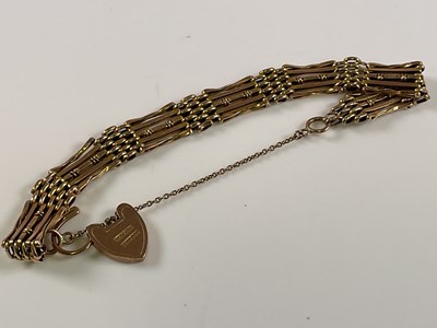 Lot 572 - A 9ct yellow gold gate link bracelet, approx 9....