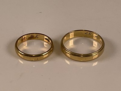 Lot 552 - Two 14ct yellow gold wedding bands, both with...