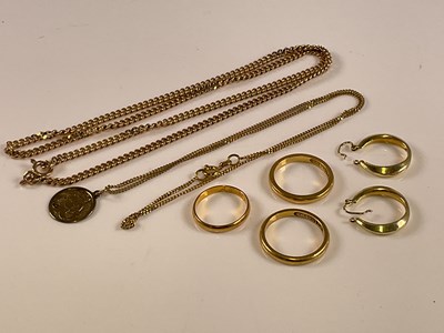 Lot 559 - A yellow metal flat linked chain stamped '14K',...