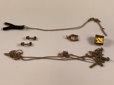 Lot 588 - Two 9ct yellow gold pendants on chain, a 9ct...