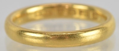 Lot 1230 - A 22ct yellow gold wedding band, size M,...