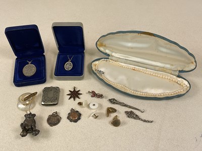 Lot 602 - A quantity of assorted costume jewellery.