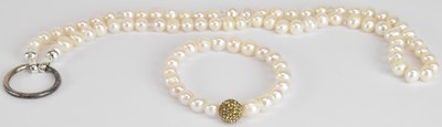 Lot 1472 - A cultured pearl single strand bead necklace,...