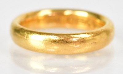 Lot 737 - A 22ct yellow gold wedding band, size K,...