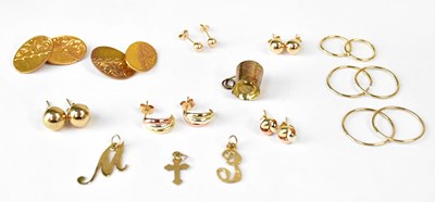 Lot 940 - A group of 9ct yellow gold jewellery,...