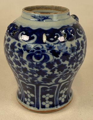 Lot 17 - An 18th century Chinese blue and white jar,...