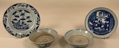 Lot 21 - A 19th century Chinese blue and white floral...