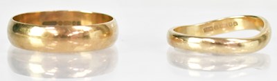 Lot 793 - A 9ct yellow gold wedding band, size T,...
