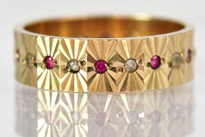 Lot 790 - A 9ct yellow gold ring with starburst...