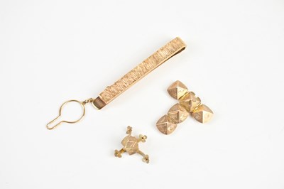 Lot 1597 - A 9ct yellow gold textured tie clip and a 9ct...