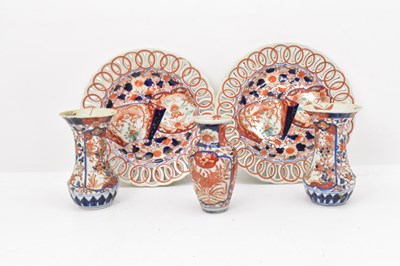 Lot 268 - Five items of Japanese Imari porcelain,...