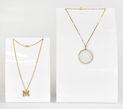 Lot 865 - A 9ct yellow gold initial 'M' pendant, on a...
