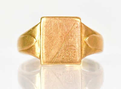 Lot 741 - An 18ct yellow gold signet ring with...