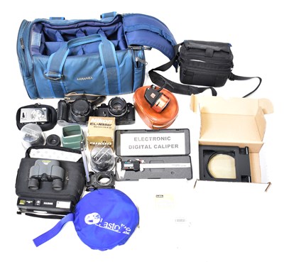 Lot 409 - A collection of cameras and accessories to...