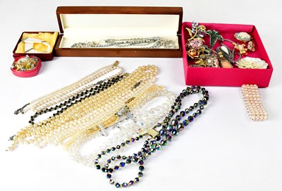 Lot 973 - A quantity of vintage and modern costume...
