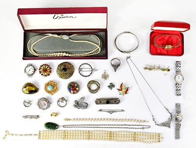 Lot 962 - Costume jewellery to include ladies'...