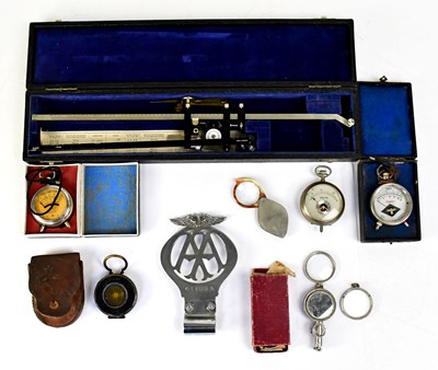 Lot 384 - A collectors' lot with three pocket volt...