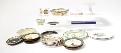Lot 197 - A quantity of ceramics including a tazza and...