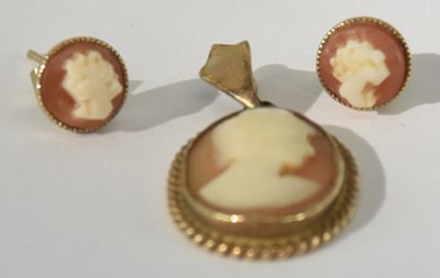 Lot 1248 - A 9ct yellow gold mounted cameo pendant, 1.2 x...