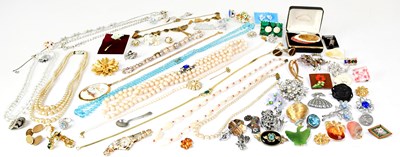 Lot 967 - A quantity of mainly vintage costume jewellery,...