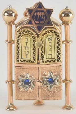 Lot 1224 - A 14ct yellow gold Judaica pendant, modelled...