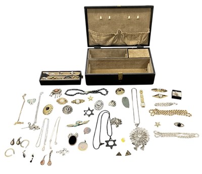 Lot 1357 - A small quantity of cased costume jewellery,...