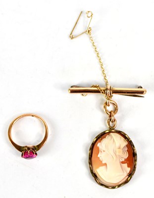 Lot 934 - A yellow metal ring set with a pink sapphire,...
