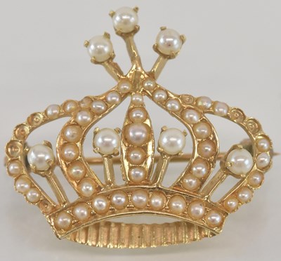 Lot 1294 - A 14ct yellow gold cultured pearl set brooch...