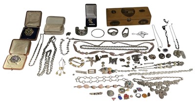Lot 1359 - A small quantity of assorted costume jewellery,...