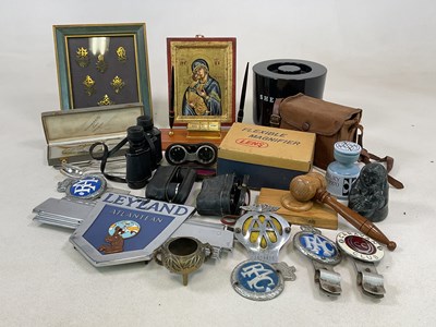 Lot 32 - A quantity of collectors' items, to include...