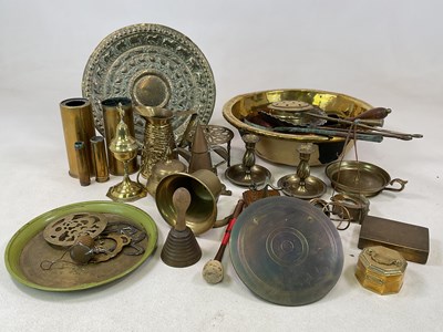 Lot 128 - A quantity of decorative brass ware, to...