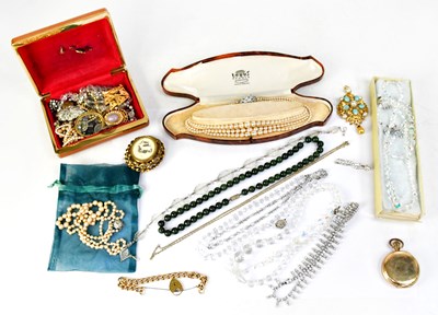 Lot 957 - A quantity of vintage costume jewellery, to...